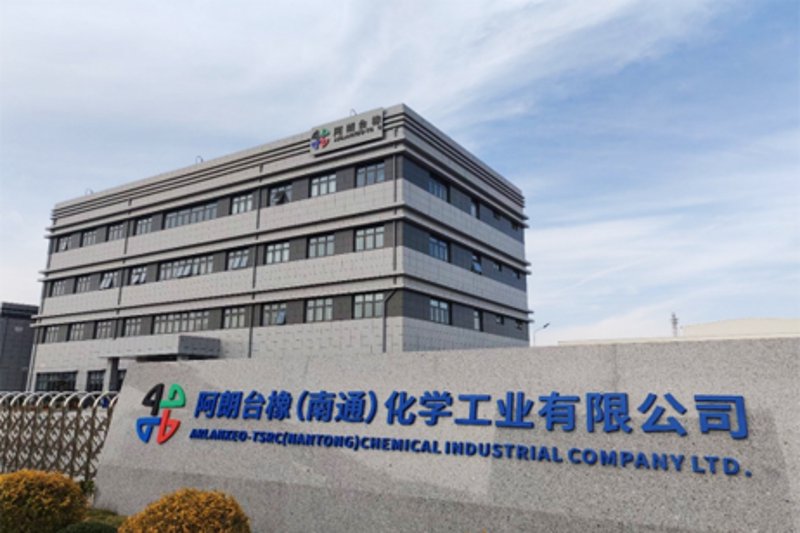 在现代工业中,化工原料与化工产品扮演着至关重要的角色。它们不仅支撑着众多行业的发展,还推动了技术创新与经济增长。今天,我们就来探讨一下这两者的区别以及选择时的一些关键因素。